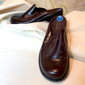 Clarks Brown Leather Embroidered Women’s Clogs / Slip-on Shoes. Size 6.5 M.